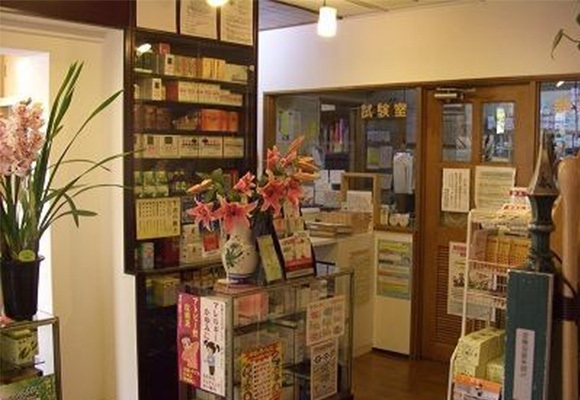 合名会社明治薬局　内観